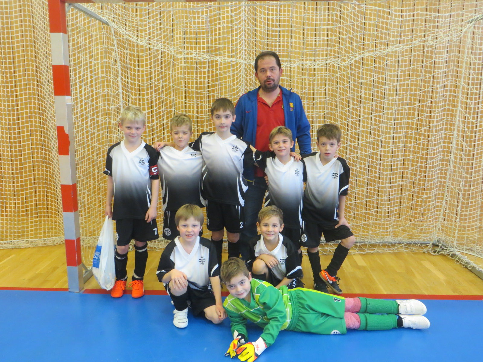 Turnaj mladší přípravky v Dambořicích. Trenér David Kirš, Adam Hrouzek, Kryštof Brabec, Ondra Tichý, David Kirš, Daniel Hort, Štěpán Žák, Tobiáš Troneček a gólman Marek Šob